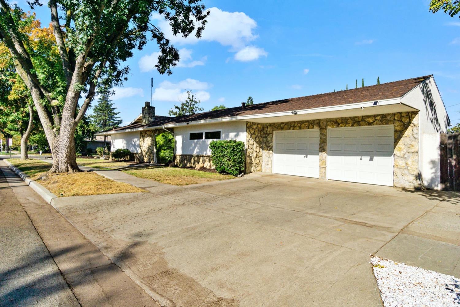 5654 North 7th Street Fresno, CA 93710 - Photo 4 of 38 a front view of a house with a yard and garage