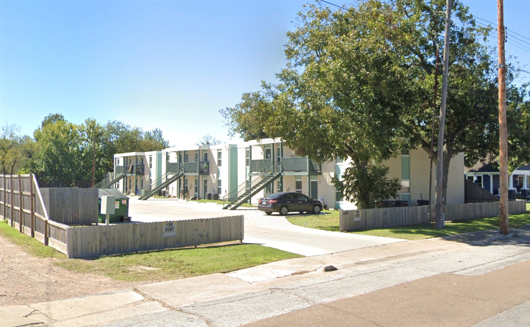 1109 East North Street, Unit 20 Victoria, TX 77901 - Photo 5 of 9 a view of a building with a yard