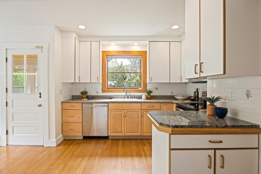 61 Burlington Street Lexington, MA 02420 - Photo 14 of 37