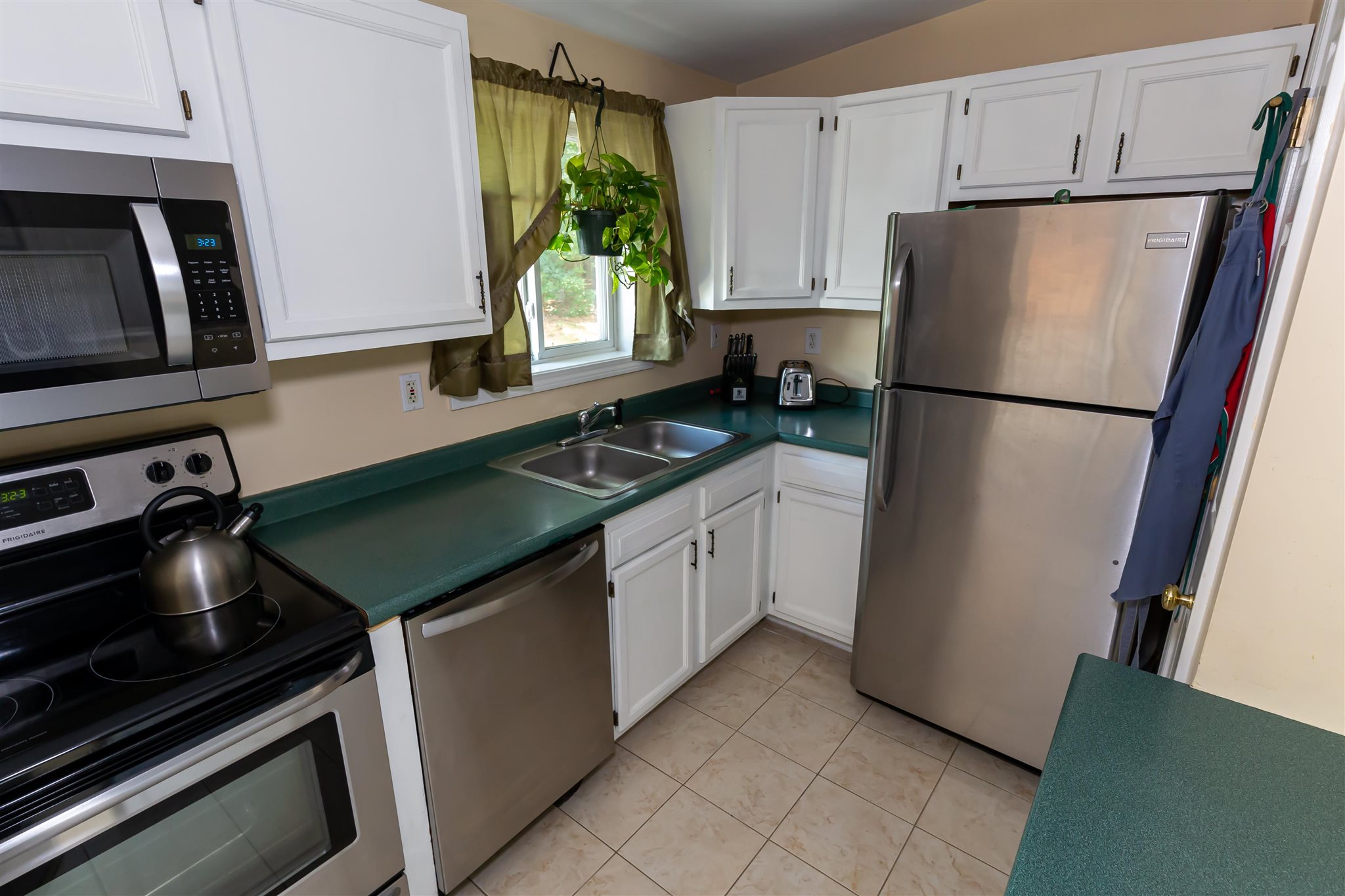 15 Delaware Road Nashua, NH 03062 - Photo 11 of 20