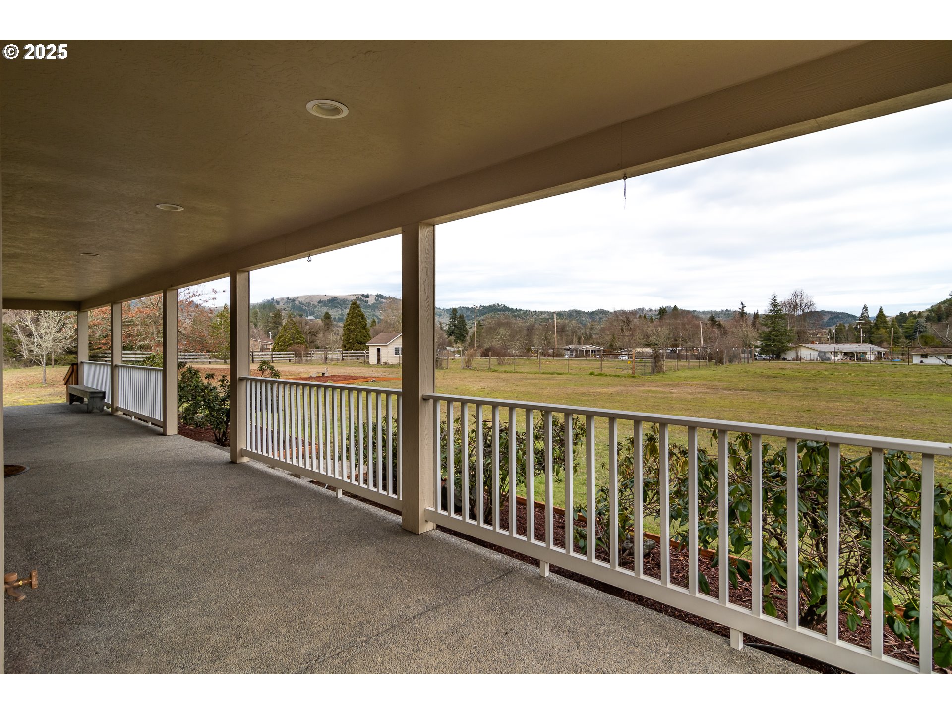 3181 Fisher Road Roseburg, OR 97471 - Photo 37 of 46 Porch
