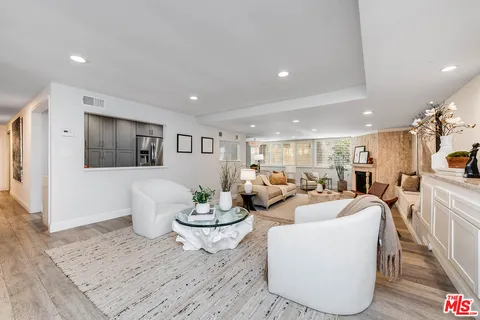 $1,249,000 | 441 North Oakhurst Drive, Unit 203, Beverly Hills, CA 90210