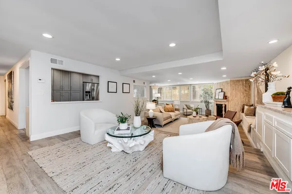 $1,249,000 | 441 North Oakhurst Drive, Unit 203, Beverly Hills, CA 90210