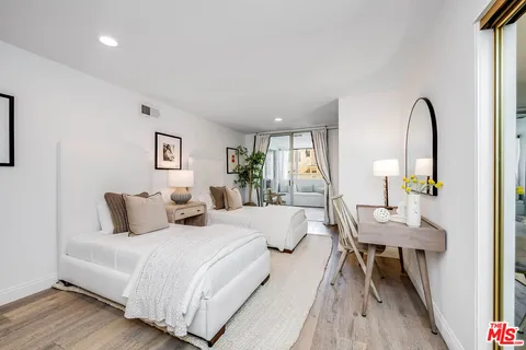 $1,249,000 | 441 North Oakhurst Drive, Unit 203, Beverly Hills, CA 90210