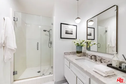 $1,249,000 | 441 North Oakhurst Drive, Unit 203, Beverly Hills, CA 90210