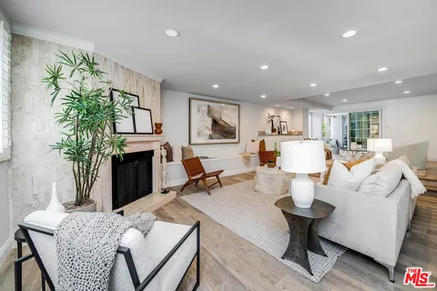 $1,249,000 | 441 North Oakhurst Drive, Unit 203, Beverly Hills, CA 90210