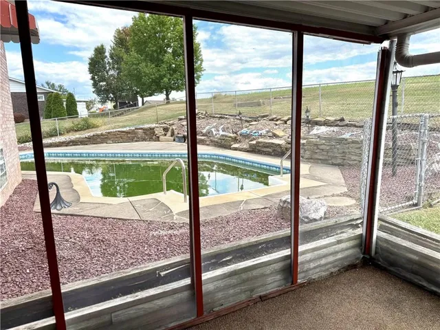 a view of a house with backyard