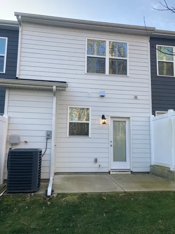 a view of front of a house with a yard