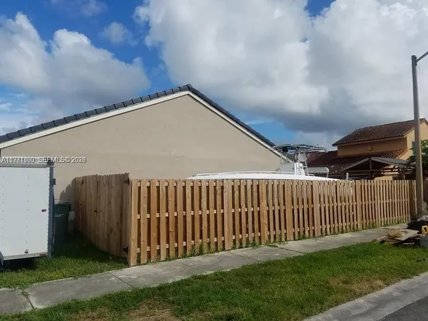 a view of a backyard