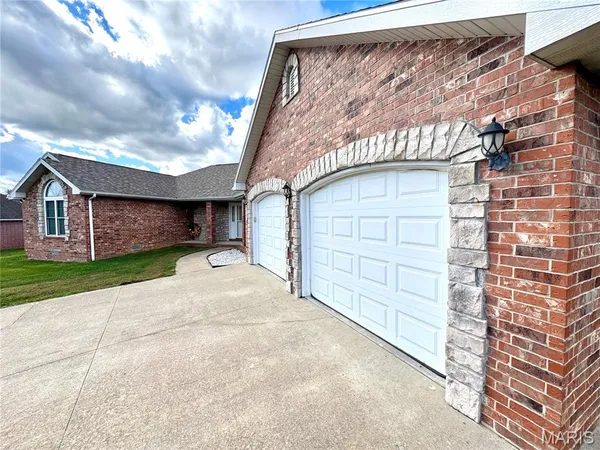 $364,900 | 2206 Cherry Blossom Circle, Lebanon, MO 65536