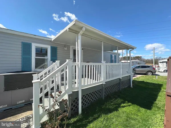 a view of a house with backyard and porch