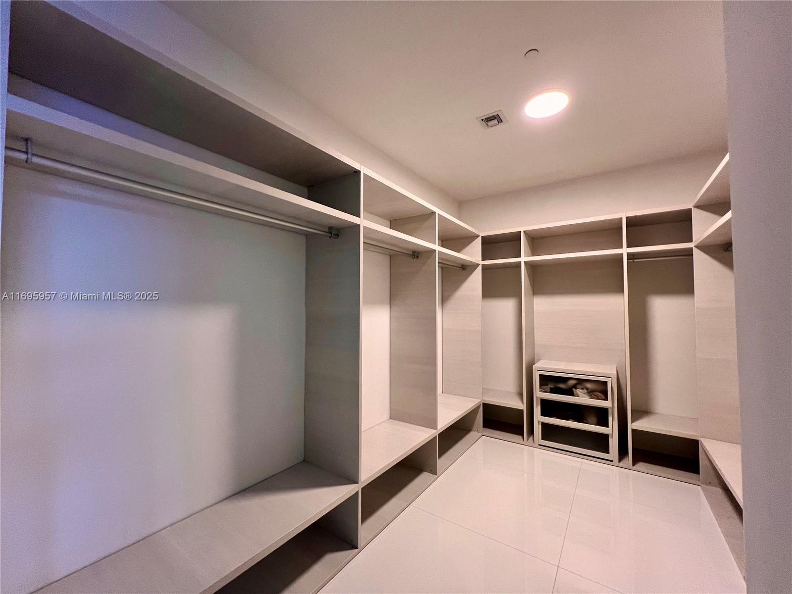 88 Southwest 7th Street, Unit 4203 Miami, FL 33130 - Photo 58 of 96 Primary Closet