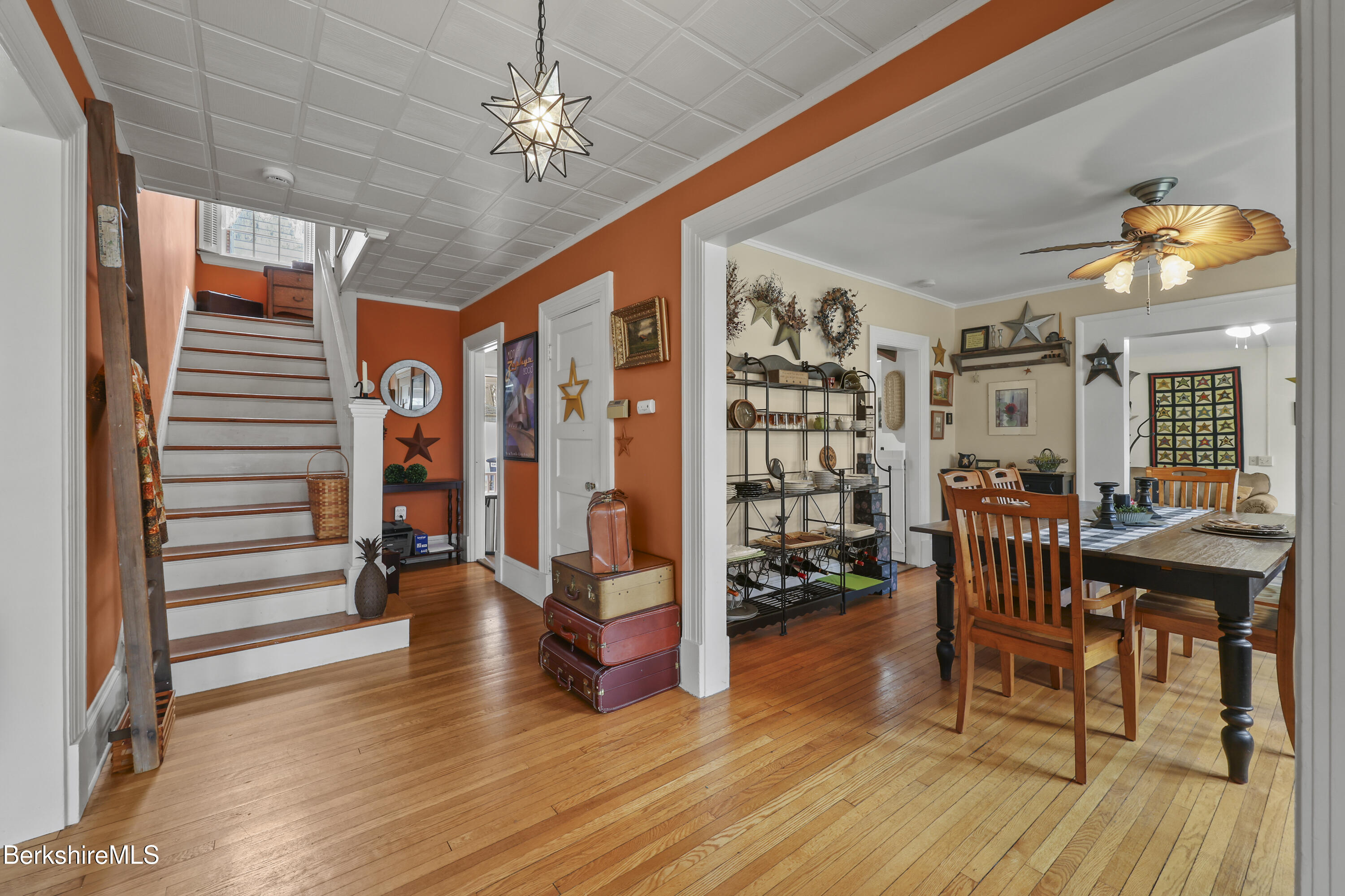 133 Pomeroy Avenue Pittsfield, MA 01201 - Photo 5 of 50 entry hall