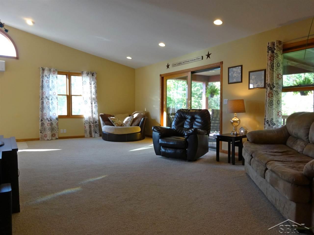 9830 North River Road Freeland, MI 48623 - Photo 10 of 43 31304770-9.JPG