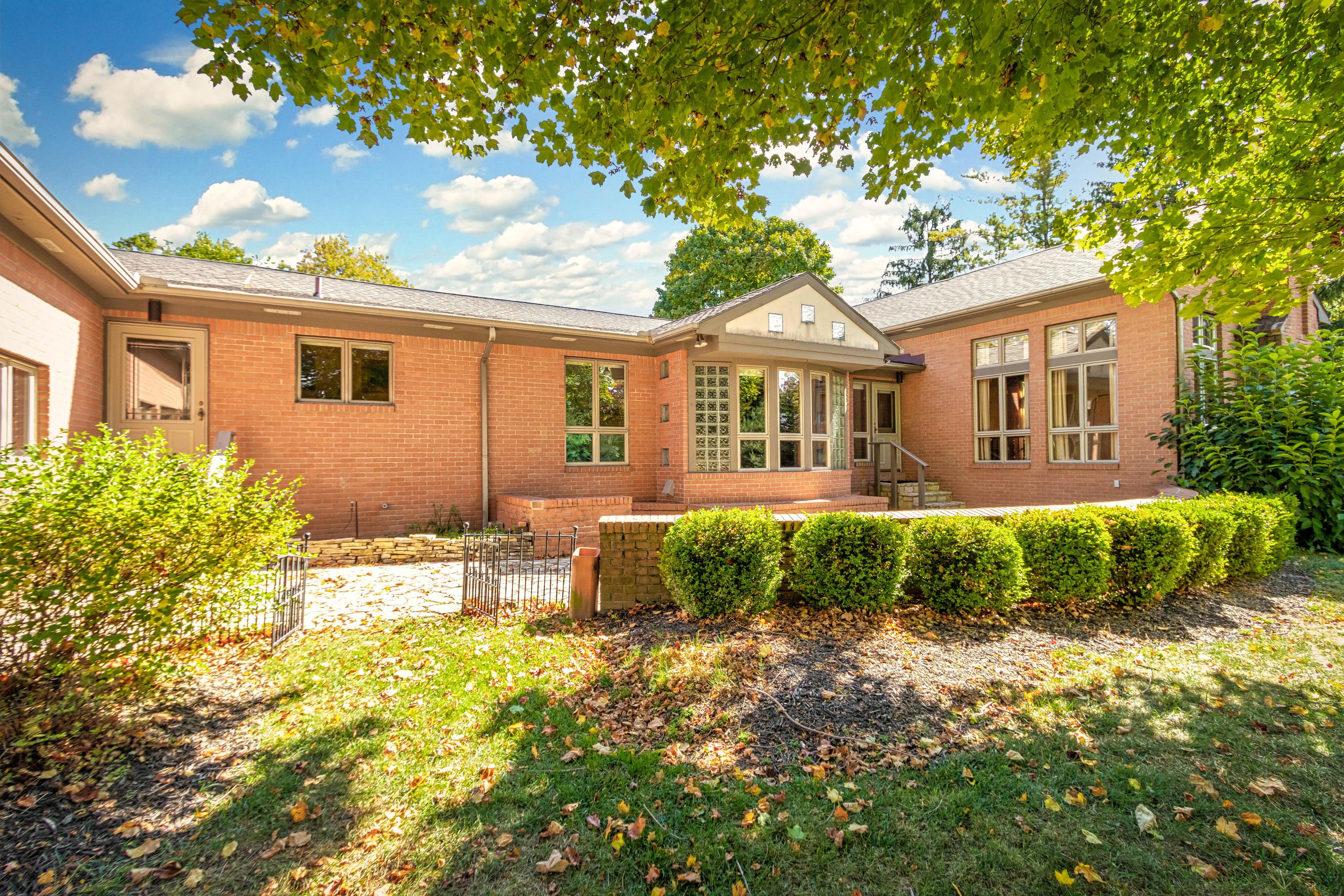 4375 Sawmill Road Columbus, OH 43220 - Photo 38 of 44