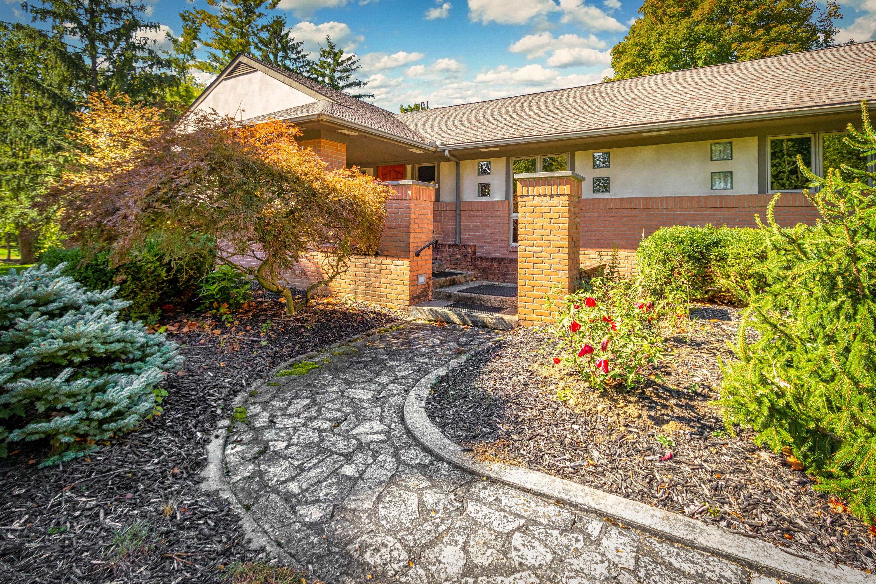 4375 Sawmill Road Columbus, OH 43220 - Photo 4 of 44
