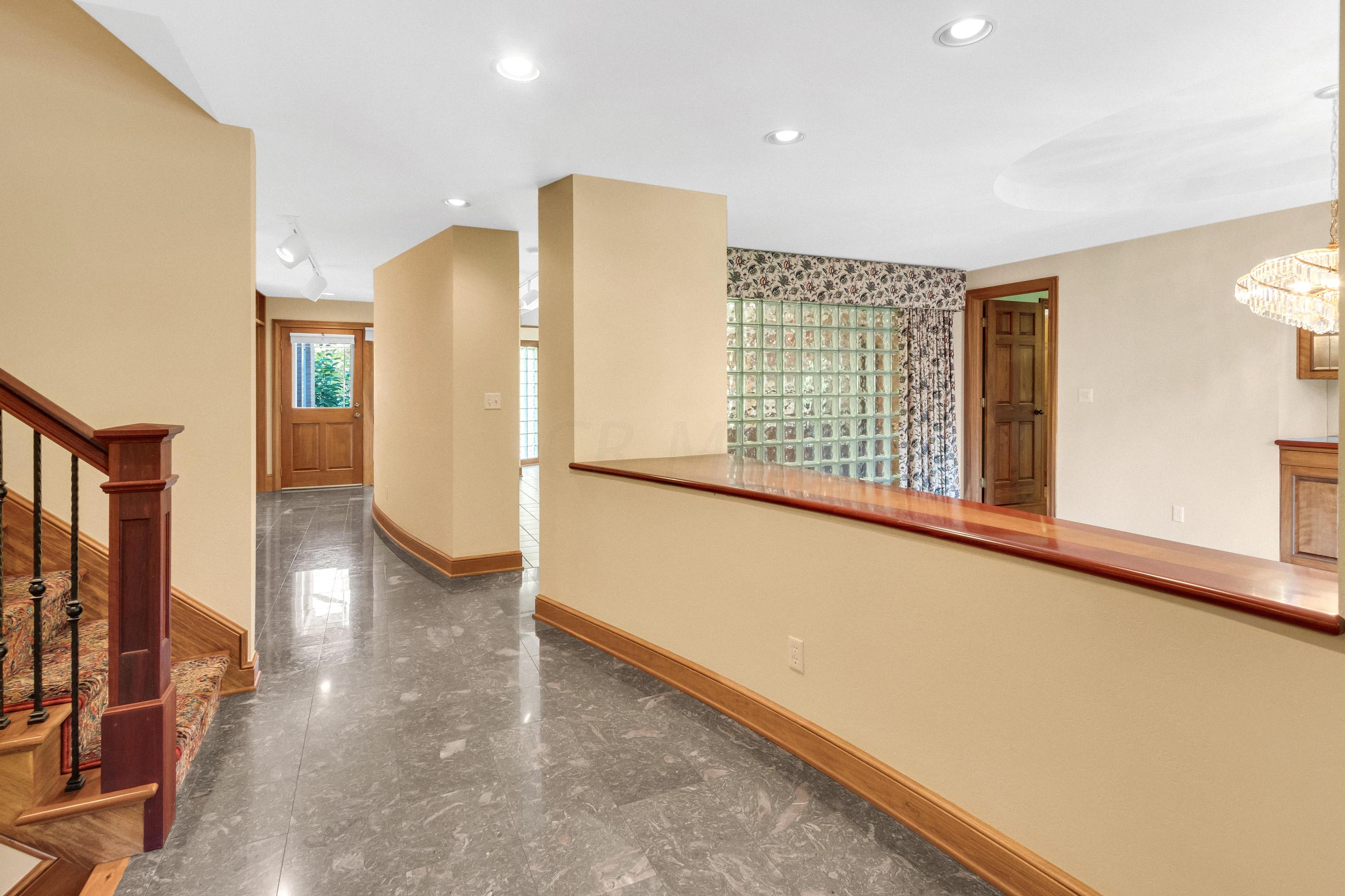 4375 Sawmill Road Columbus, OH 43220 - Photo 5 of 44