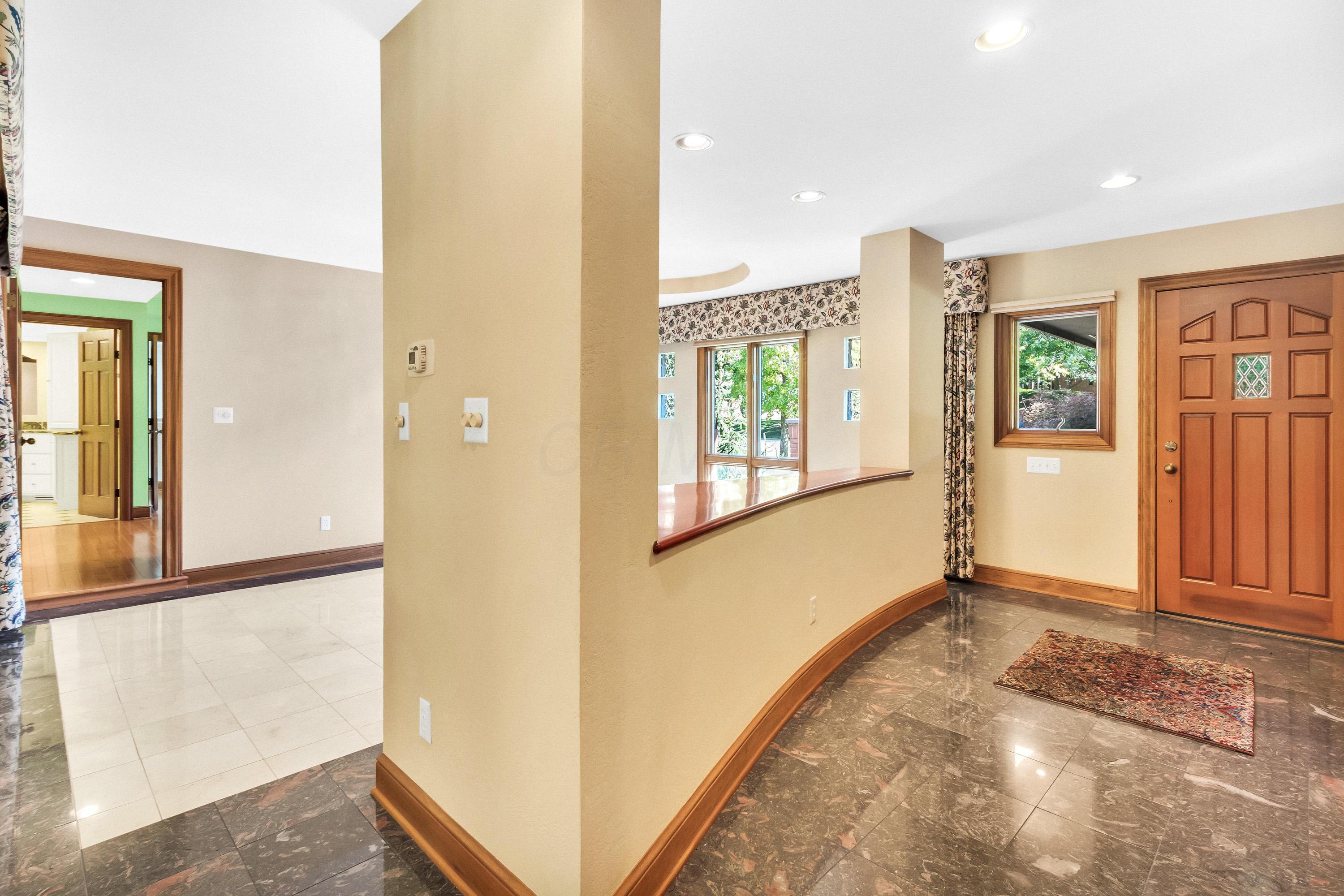 4375 Sawmill Road Columbus, OH 43220 - Photo 6 of 44