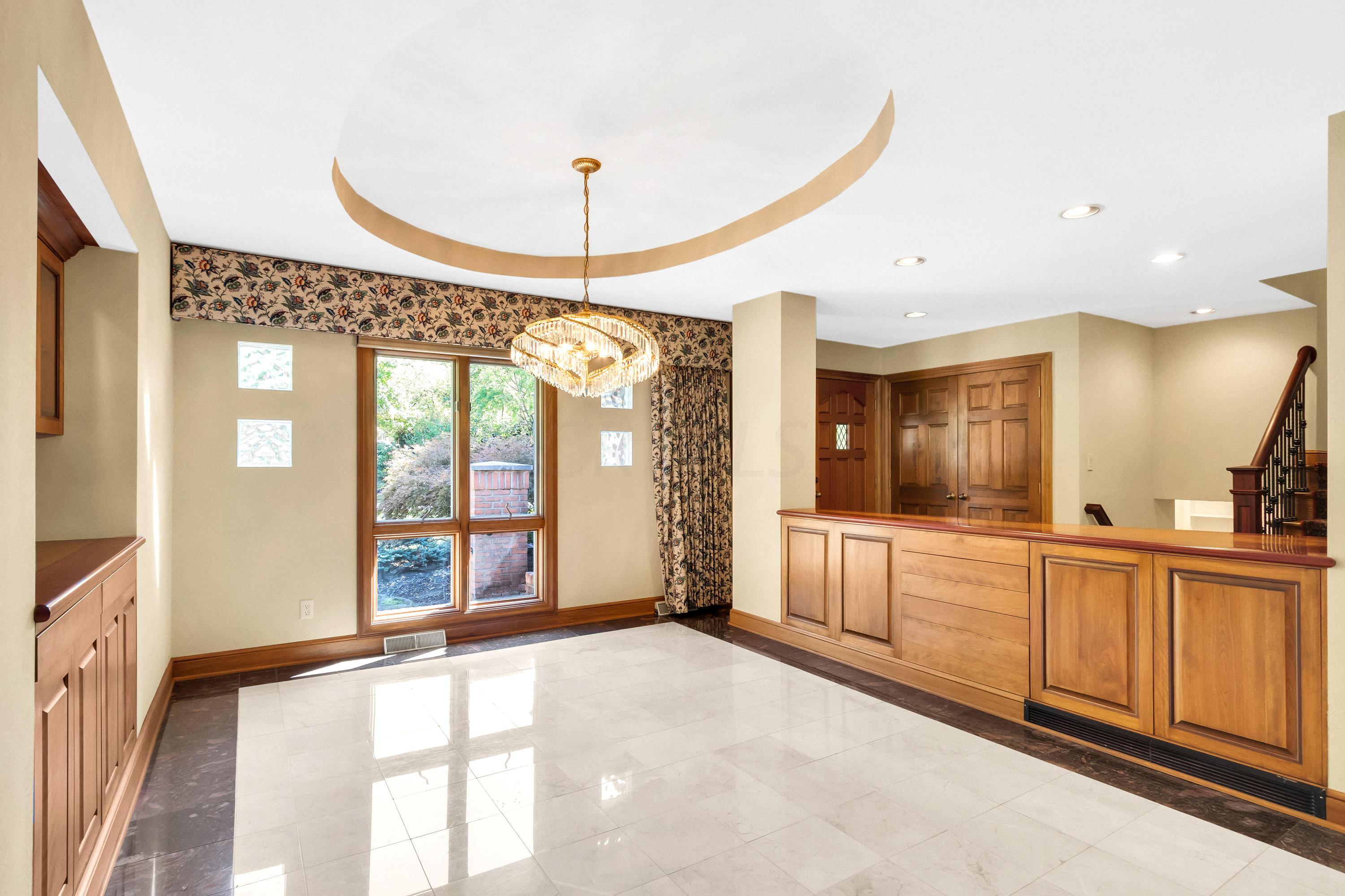 4375 Sawmill Road Columbus, OH 43220 - Photo 7 of 44