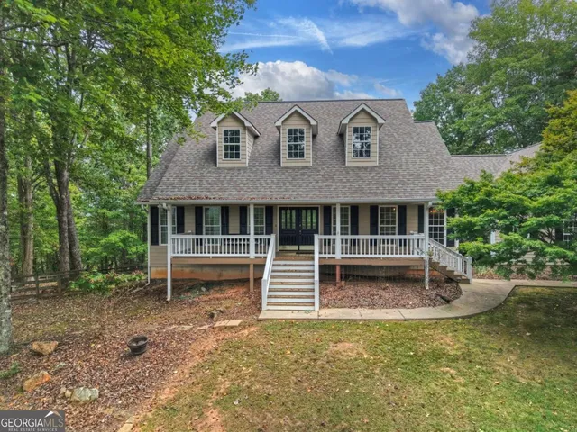a view of a yard with a tree