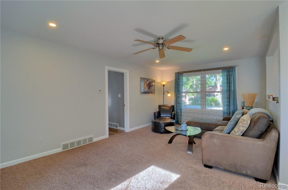 3364 Frembes Road Waterford, MI 48329 - Photo 12 of 25 Family_Room_2nd_View.jpg