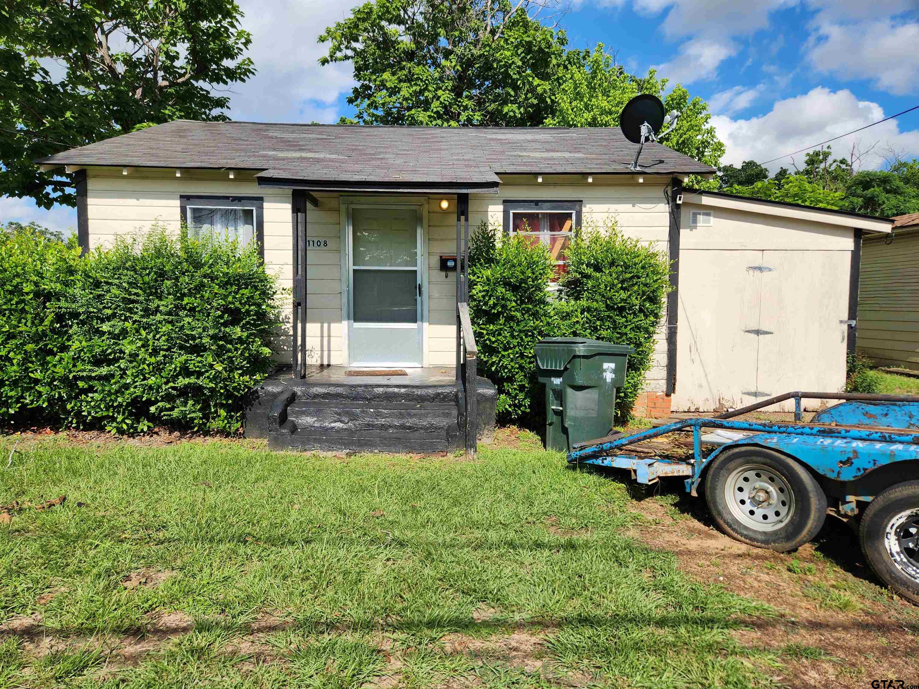 1108 South Lyons Ave