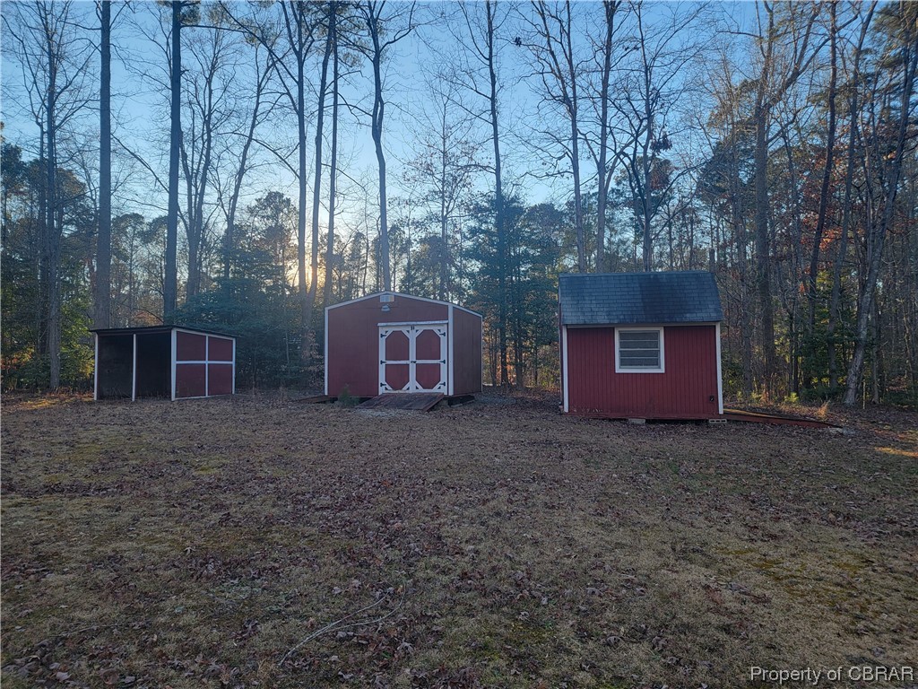 View of yard featuring a shed