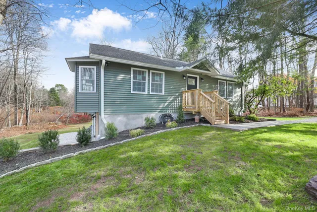 a view of a house with backyard