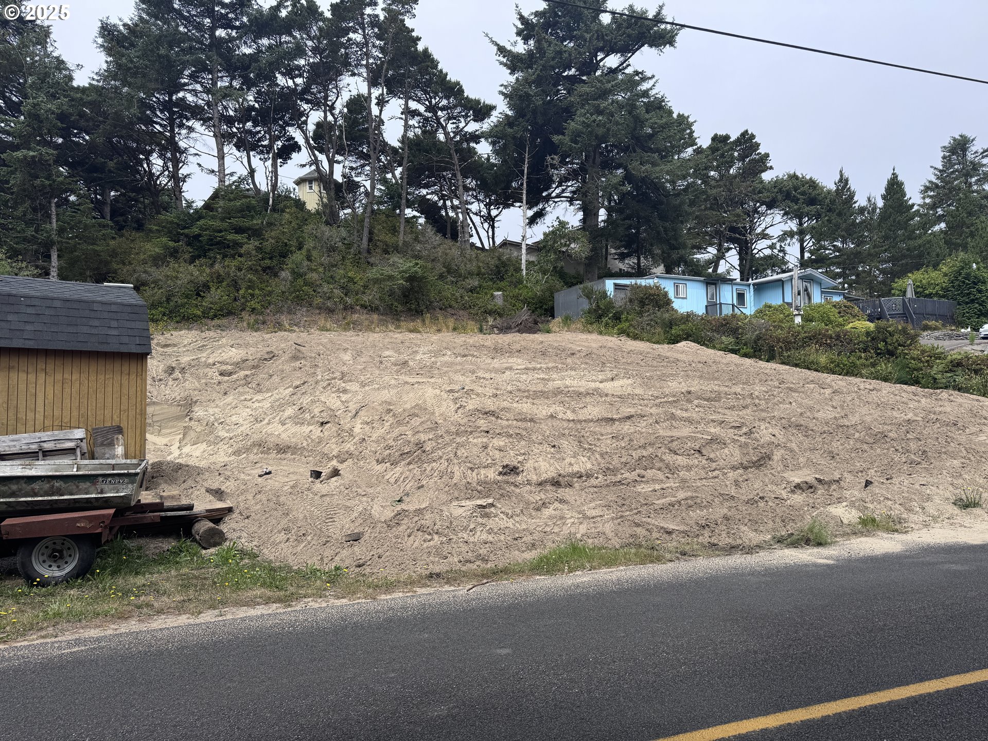 1695947 4th Florence, OR 97439 - Photo 2 of 4 a view of outdoor space and yard