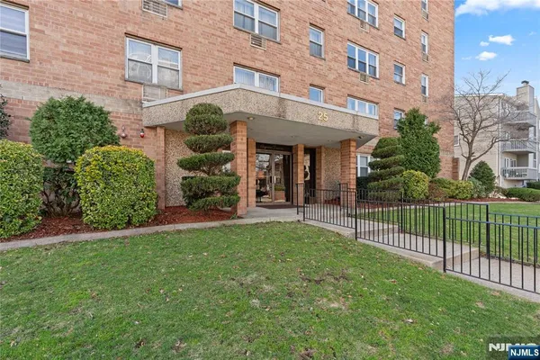 $299,000 | 25 Jefferson Street, Unit 4E, Hackensack, NJ 07601