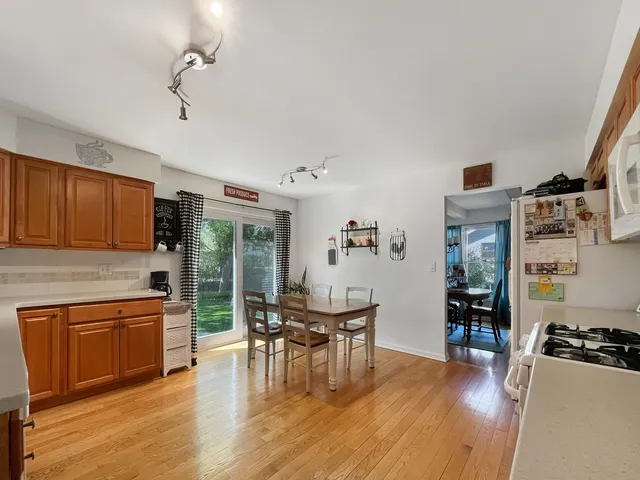 $525,000 | 323 West Golf Road, Libertyville, IL 60048