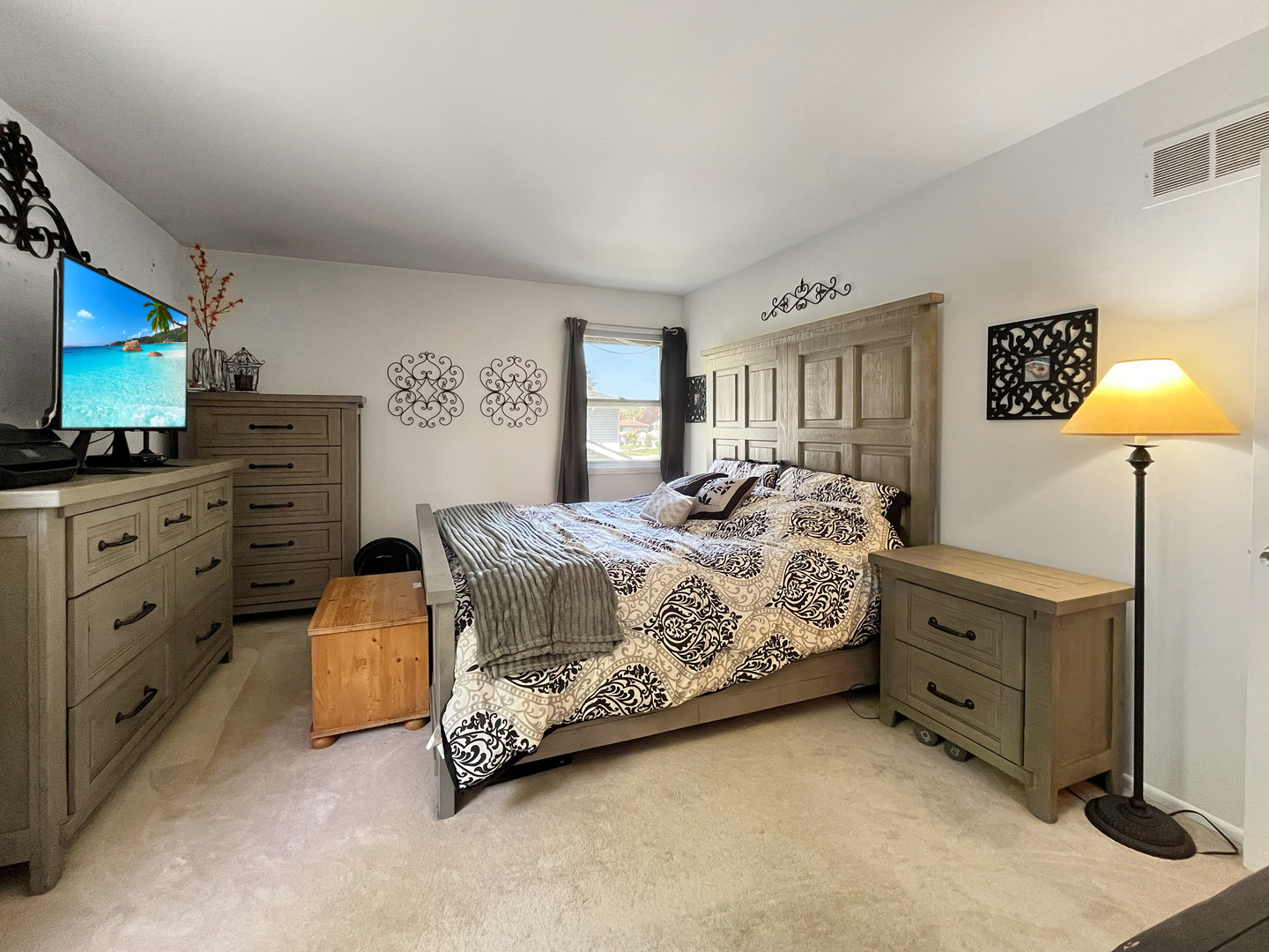 323 West Golf Road Libertyville, IL 60048 - Photo 7 of 10 a bedroom with a bed and a flat screen tv