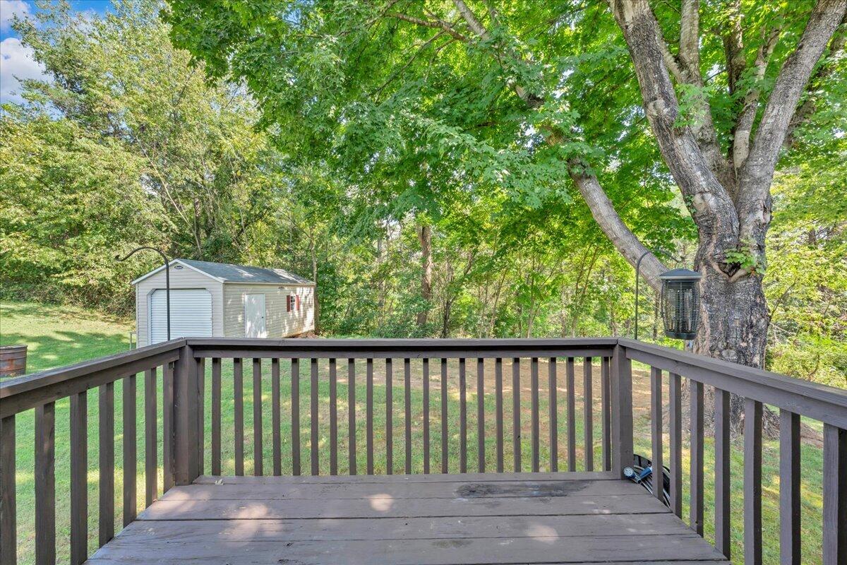 106 Crest Court Blue Ridge, VA 24064 - Photo 34 of 43 35-MIB03497