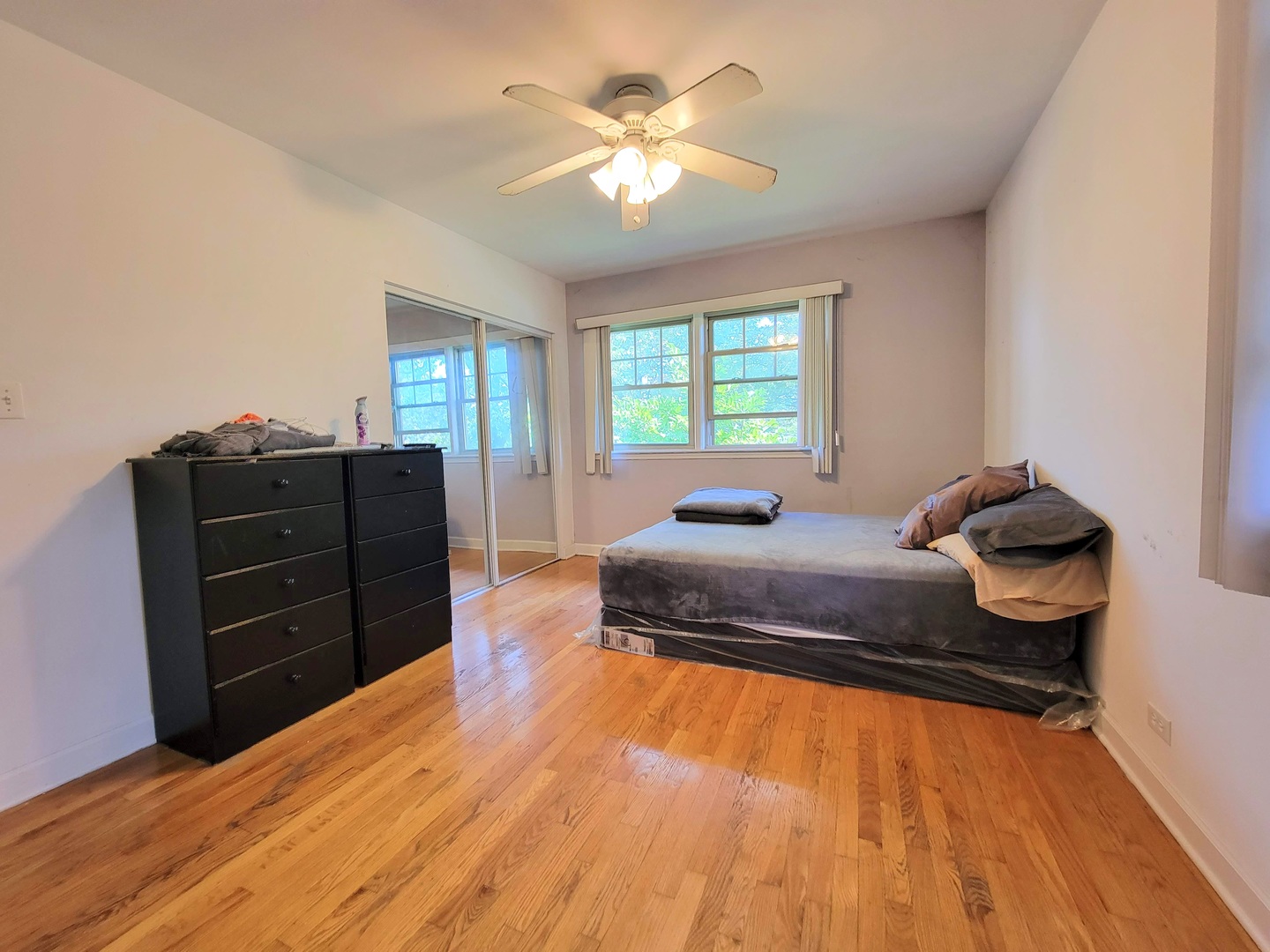 7538 North Ridge Boulevard, Unit 3E Chicago, IL 60645 - Photo 11 of 20 a living room with furniture and wooden floor