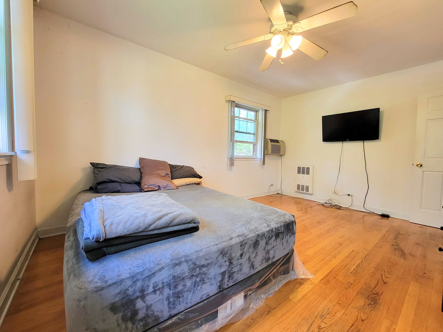 7538 North Ridge Boulevard, Unit 3E Chicago, IL 60645 - Photo 12 of 20 a bedroom with a bed and a flat screen tv