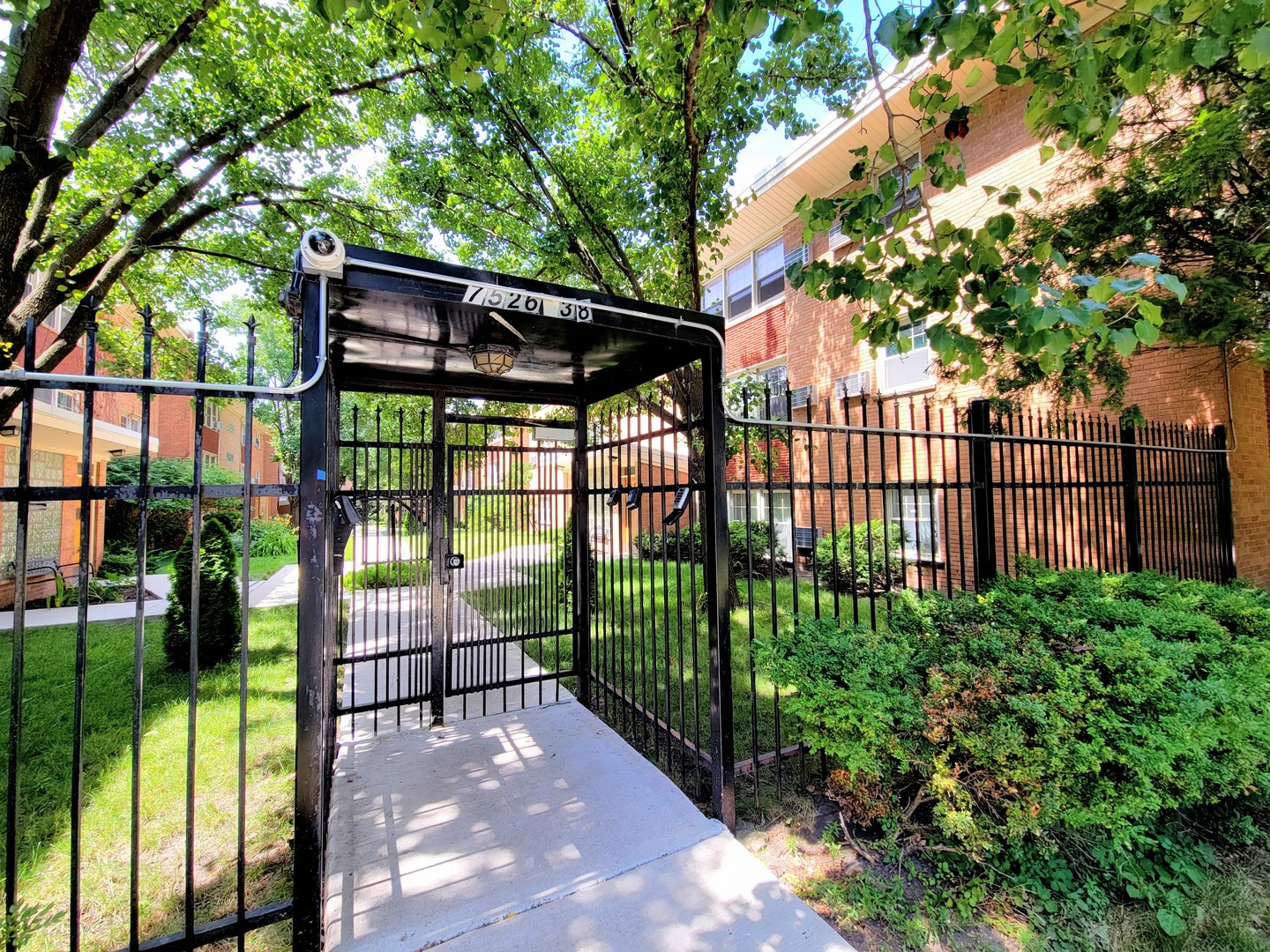 7538 North Ridge Boulevard, Unit 3E Chicago, IL 60645 - Photo 2 of 20 a view of a backyard
