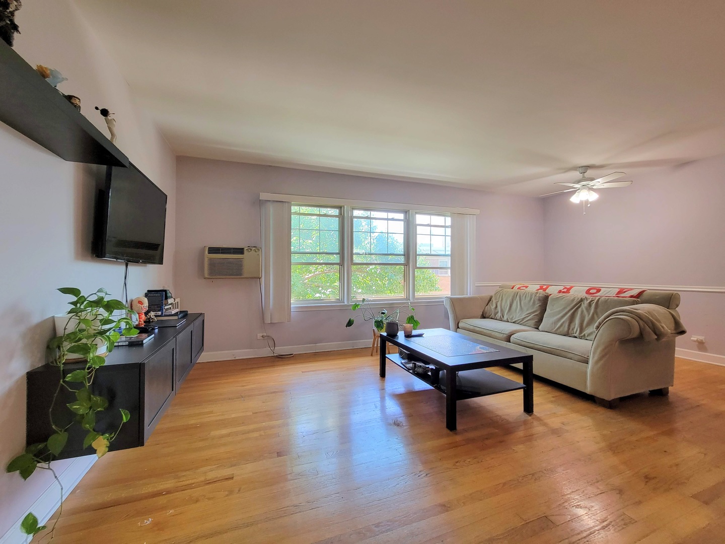 7538 North Ridge Boulevard, Unit 3E Chicago, IL 60645 - Photo 3 of 20 a living room with furniture and a flat screen tv