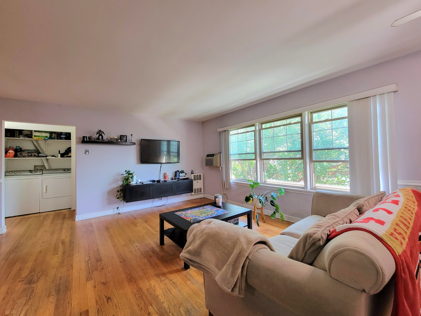 7538 North Ridge Boulevard, Unit 3E Chicago, IL 60645 - Photo 4 of 20 a living room with furniture and a flat screen tv