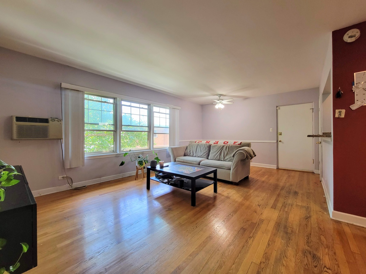 7538 North Ridge Boulevard, Unit 3E Chicago, IL 60645 - Photo 5 of 20 a living room with furniture and wooden floor