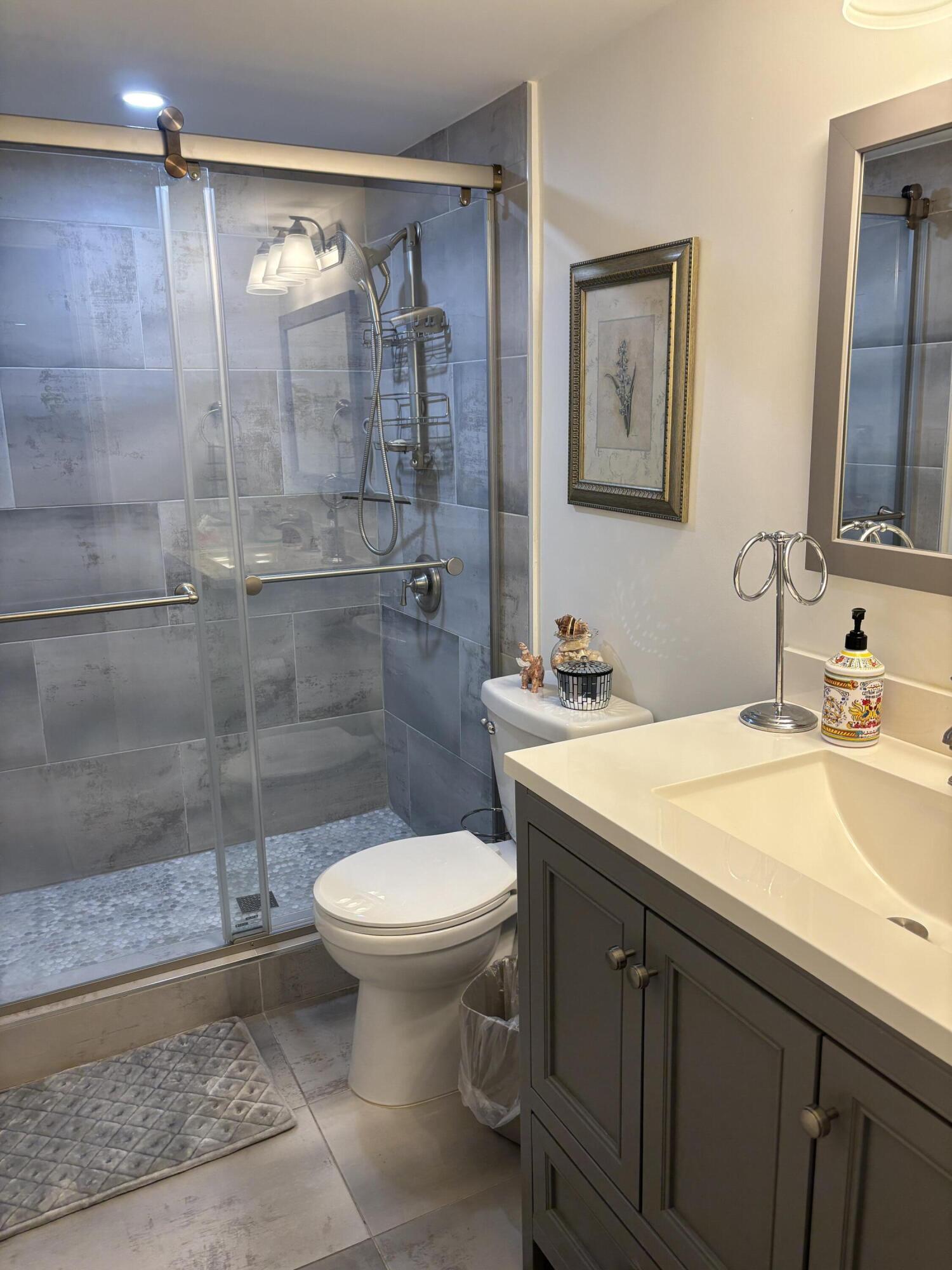 1000 Spanish River Road, Unit 3C Boca Raton, FL 33432 - Photo 14 of 21 SECOND BATHROOM