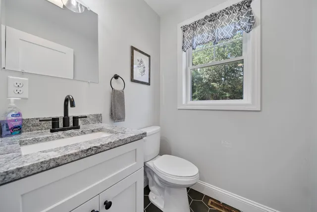 $750,000 | 17 B Page Road, Kingston, NH 03848