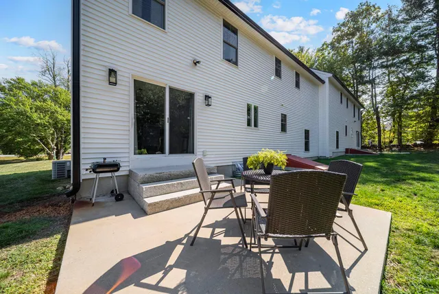 $750,000 | 17 B Page Road, Kingston, NH 03848