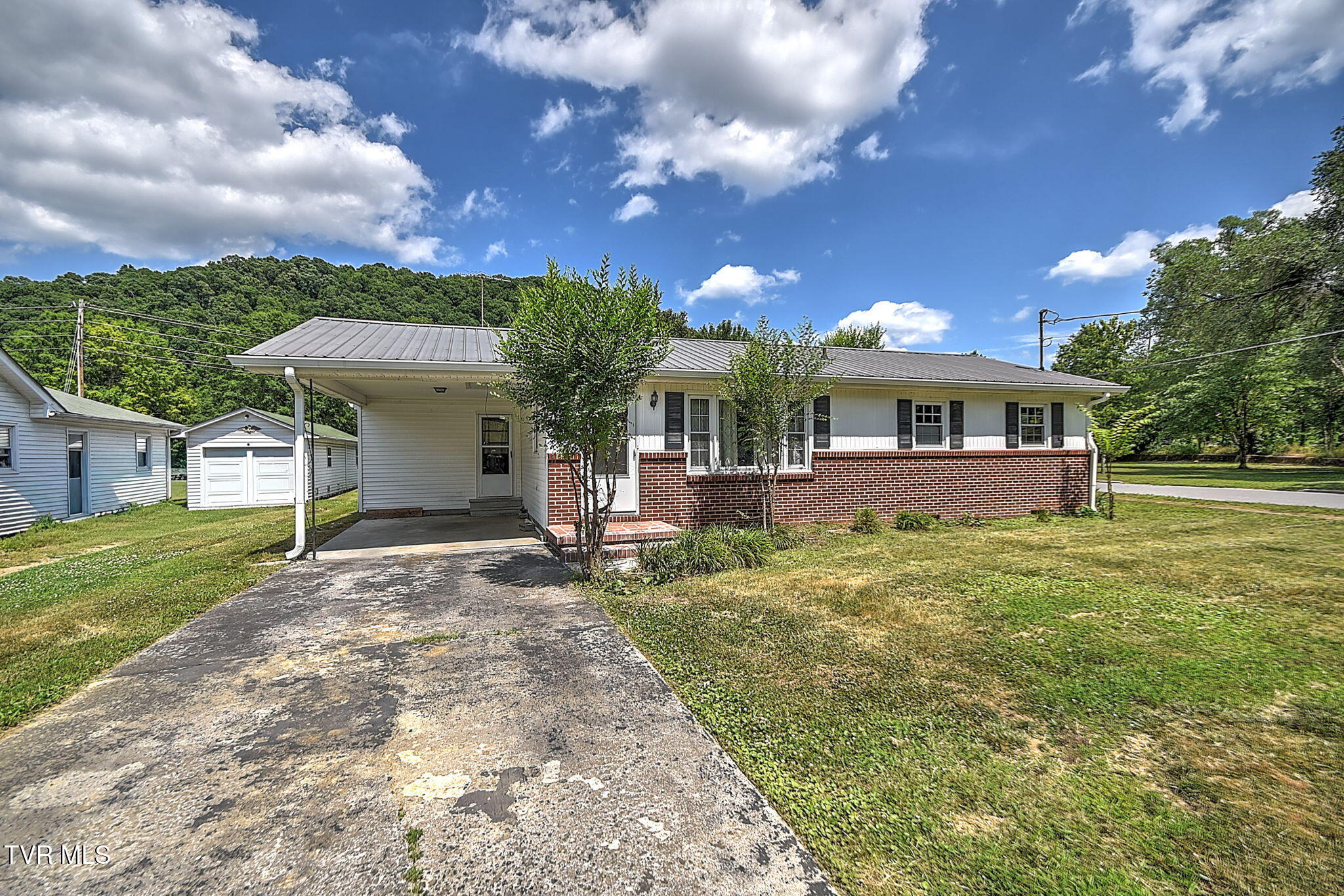 412 South Main Street Elizabethton, TN 37643 - Photo 2 of 34 34-web-or-mls-412 S Main JH