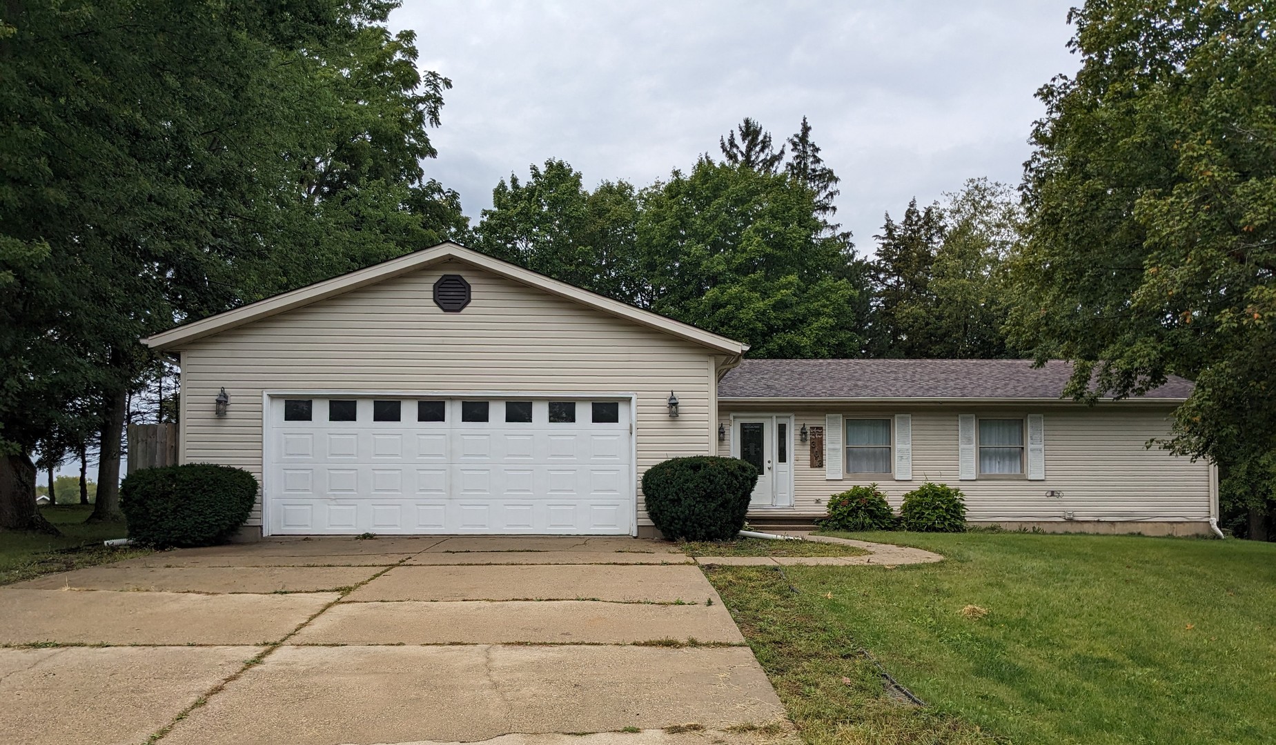 a view of front of house with a yard