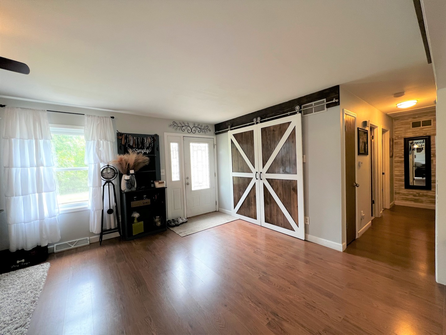 303 Minnesota Drive Dixon, IL 61021 - Photo 3 of 34 a view of livingroom with furniture and gym equipment