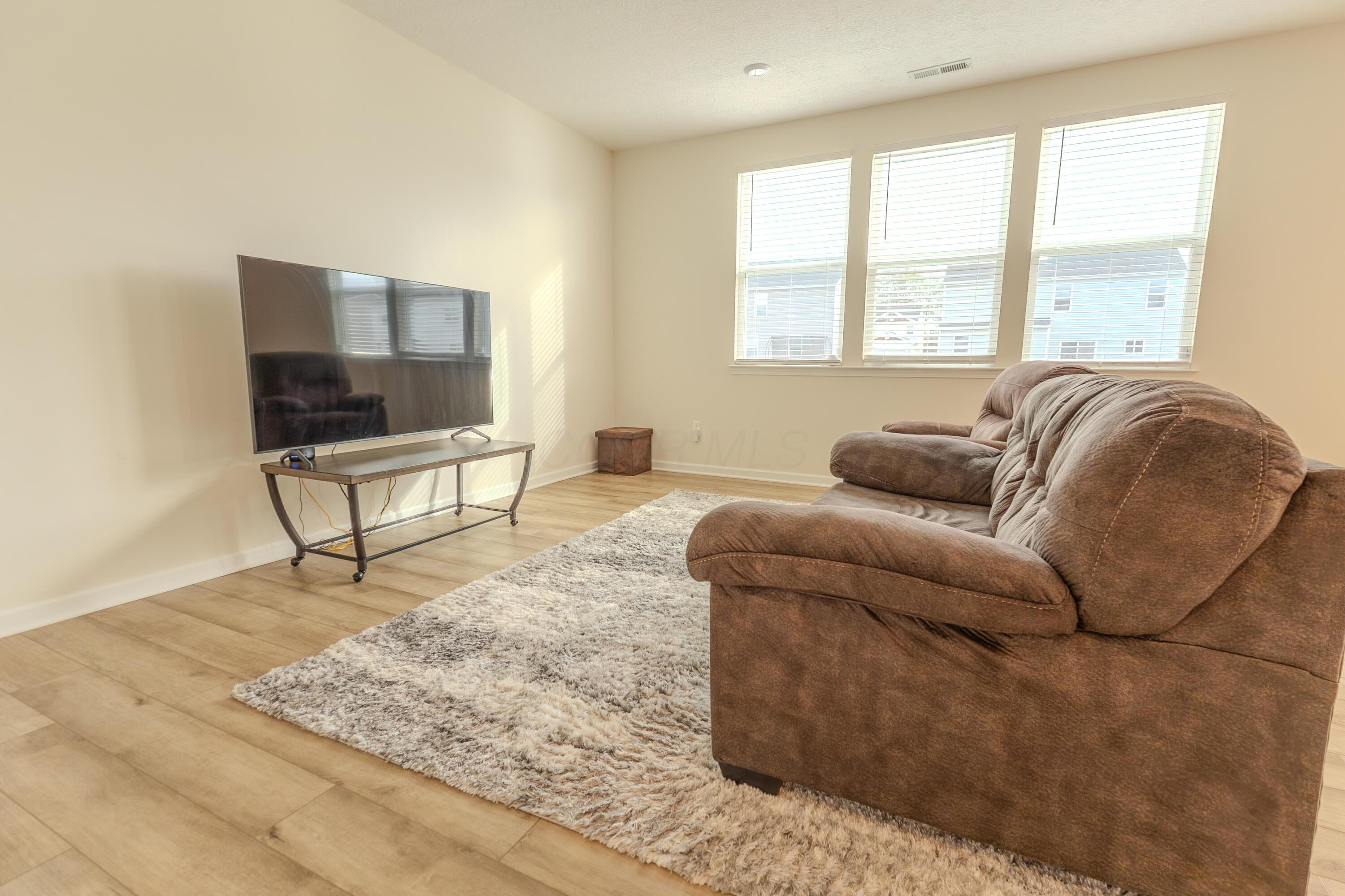 307 Honeysuckle Road Ashville, OH 43103 - Photo 14 of 37 LivingRoom