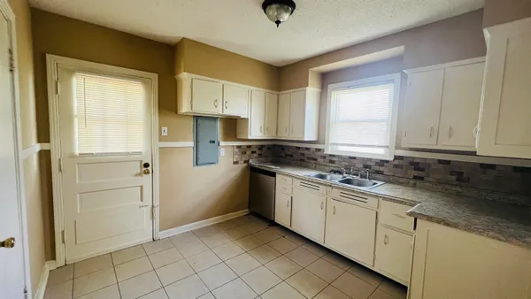 $1,495 | 4868 Southern Avenue, Memphis, TN 38117