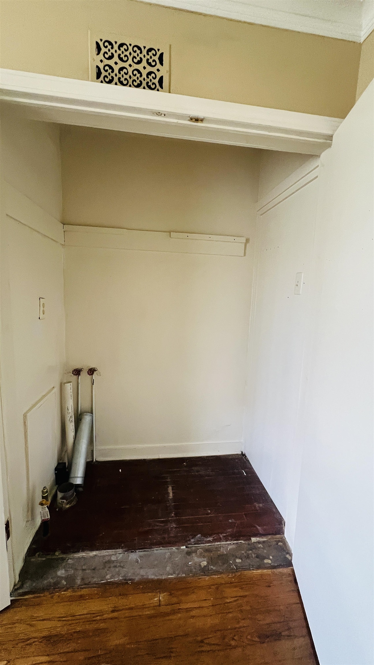 4868 Southern Avenue Memphis, TN 38117 - Photo 8 of 15 a view of wooden floor