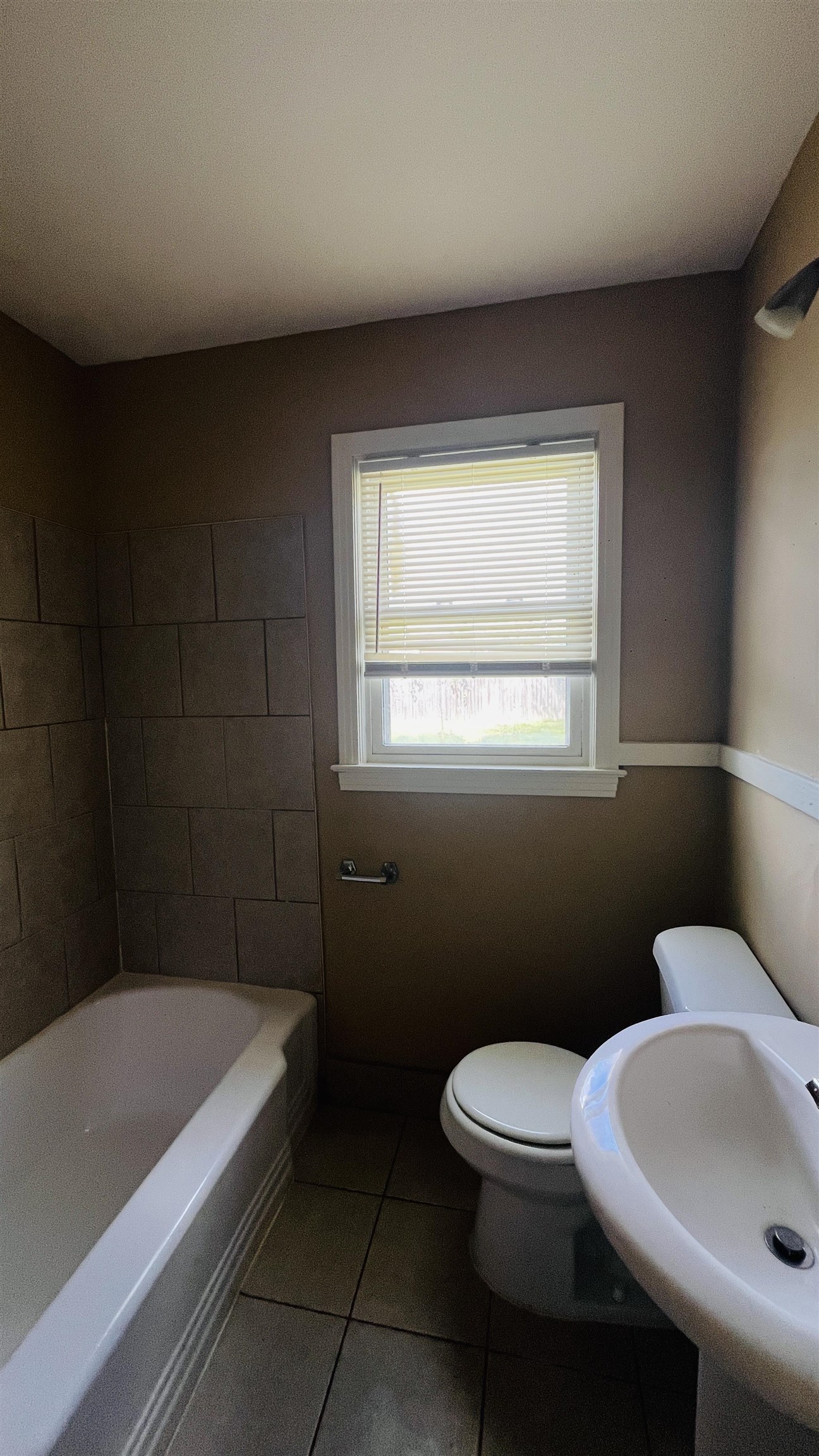 4868 Southern Avenue Memphis, TN 38117 - Photo 9 of 15 a bathroom with a sink a toilet and bathtub