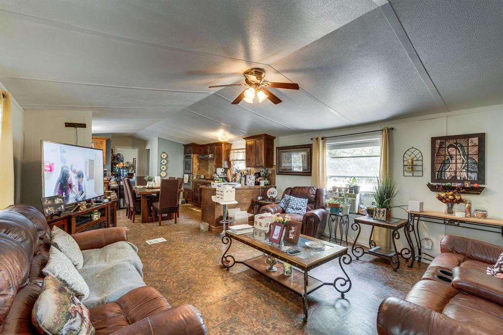 7251 Bennett Lawson Road Mansfield, TX 76063 - Photo 28 of 34 a living room with furniture